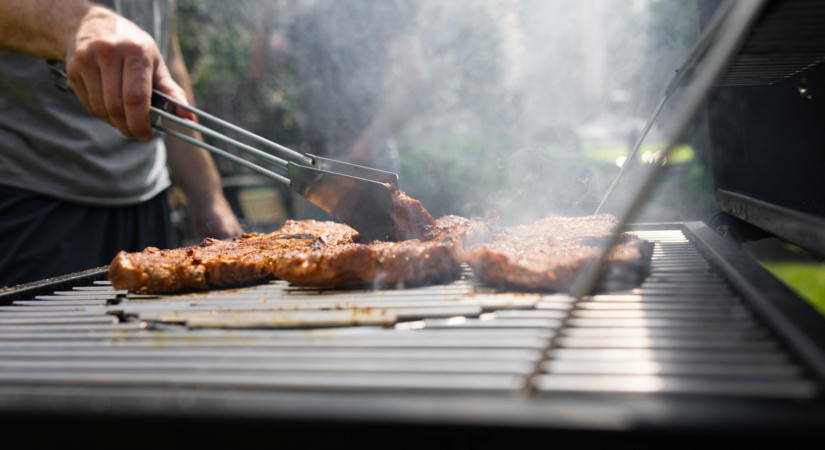 Eddig szabad megenni a grillhúst – Fontos szabályra figyelmeztet a Nébih