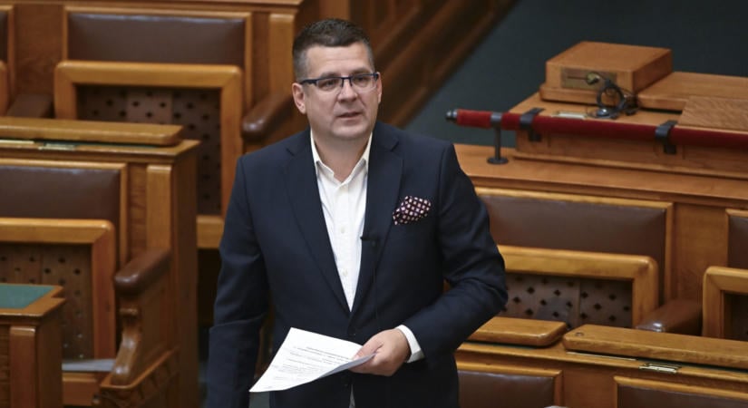 Borul a dominó: néhány perccel a parlament döntése után az egyik érintett már meg is jelent a főügyészségen