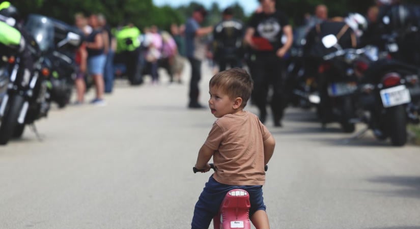 Kaotikus percekért felelnek a motorosok: ezeken az útvonalakon állhat be a közlekedés!