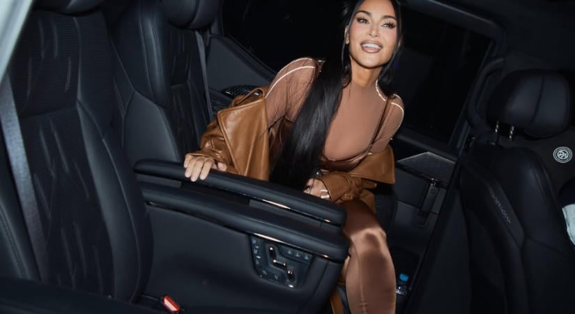 Kim Kardashian ezzel a testhez simuló szettel értelmezte újra a fehérneműdivatot