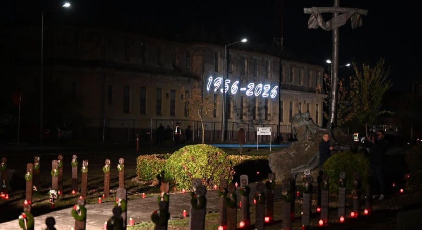 Gyásznapján emlékezett Mosonmagyaróvár a forradalom áldozataira és mártírjaira, békés tömegre lőttek