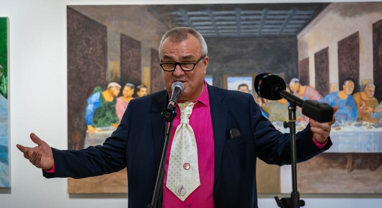 drMáriás megfestette, ahogy „Sulyok Tamás búcsúszelfizik a szatyorfinggal romba döntött Sándor-palota előtt”