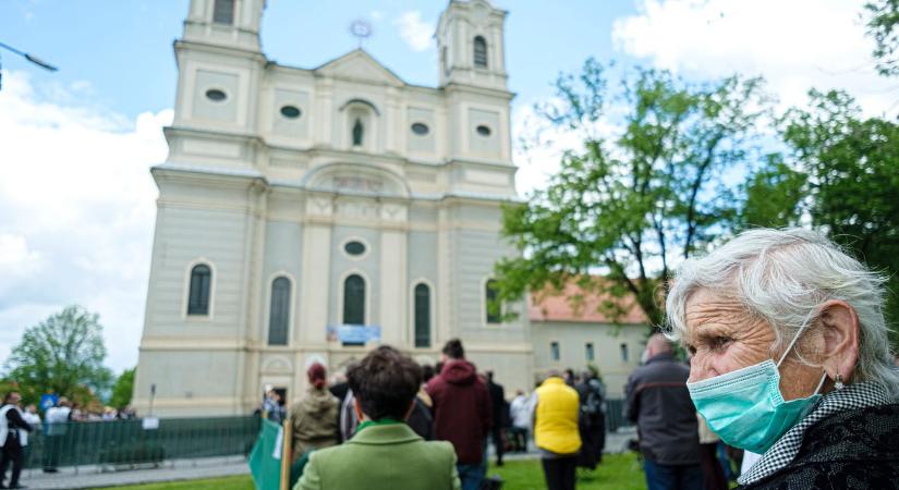 Két időkapszulát találtak a csíksomlyói kegytemplom tornyában