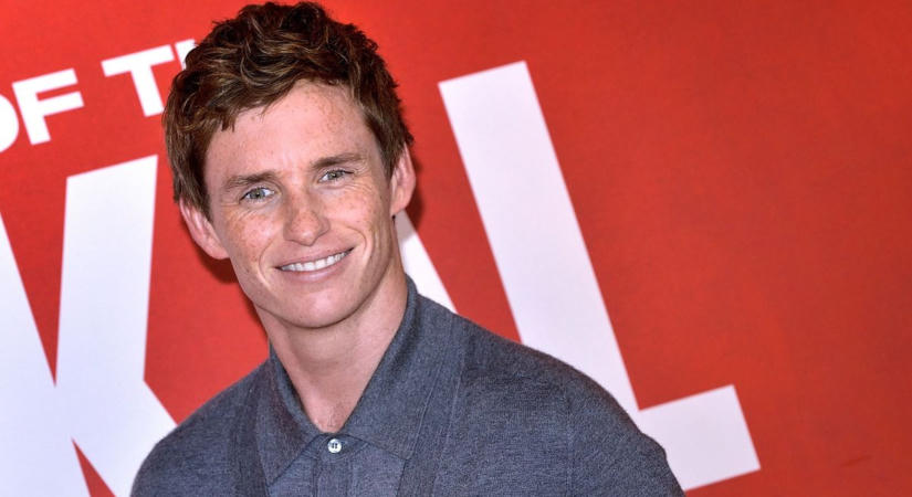 Tatán kapták lencsevégre Eddie Redmayne-t – Fotón a világsztár