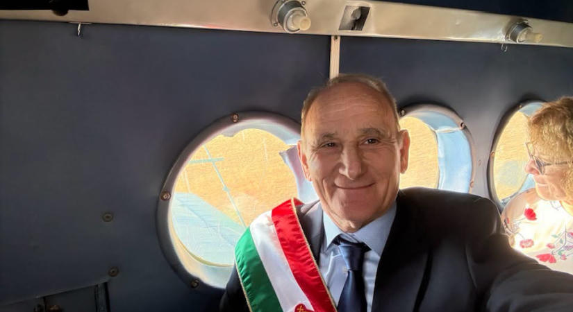 Boldogító igen a felhők felett: repülőgépen adott össze egy ifjú párt Gödöllő polgármestere, Gémesi György