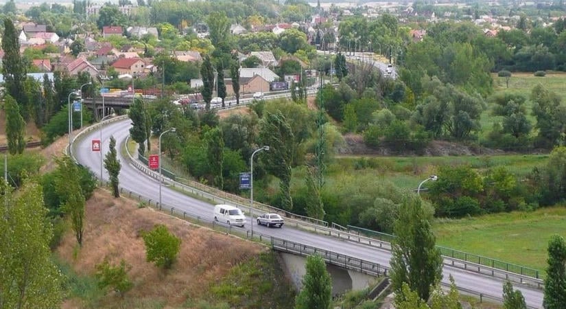 Félpályás lezárás és jelzőőrös irányítás várható hetekig Székesfehérváron!