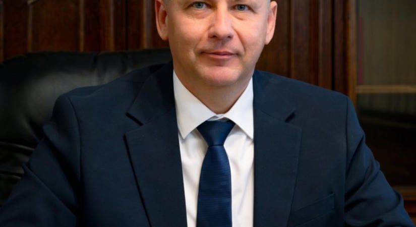 Gyanús számlákat darált le a Honvédelmi Minisztérium fideszes vezetése