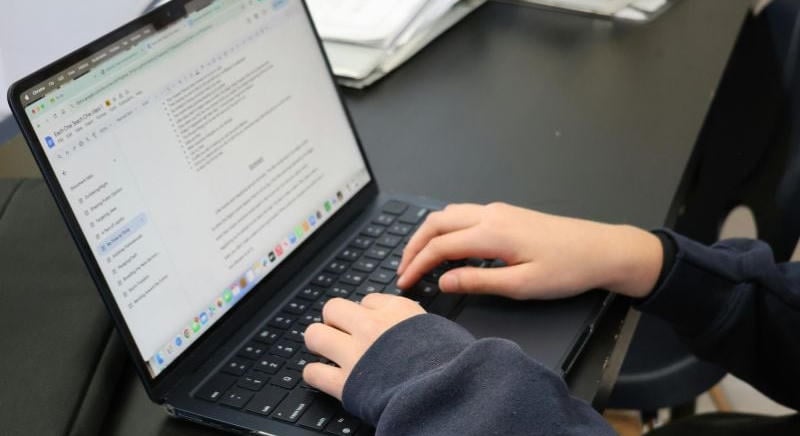 Milliárdok mentek el rá, mégis elavultak és lassúak az iskolai notebookok – nincs pénz új gépekre sem