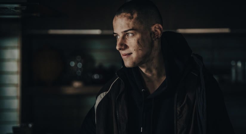 Jön a Pogány Induló mozifilm: rejtélyes kamaszfiúként bukkan fel a thrillerben – videó