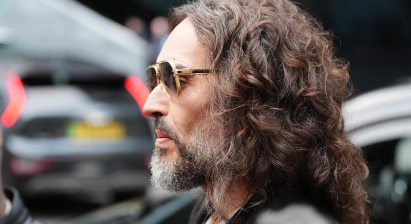„Kegyetlen és manipulatív szexuális ragadozó” – sokkoló kijelentések hangzottak el Russell Brand tárgyalásán