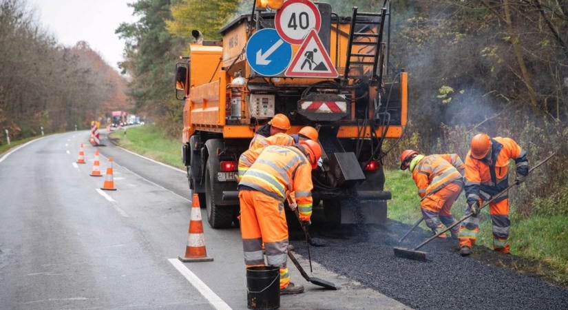 Útlezárás Alattyánnál: keddig félpályán lehet csak autózni a 32-esen