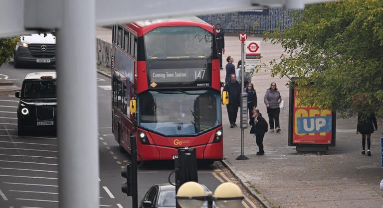 Súlyos bírságok jöhetnek, ha valaki hangosan hallgat zenét a buszon a briteknél