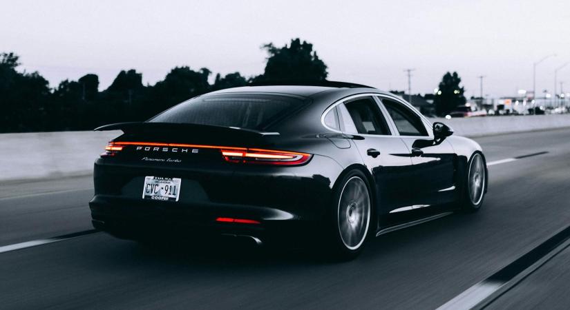 A Porsche autóeladásai 16 százalékkal estek az első fél évben