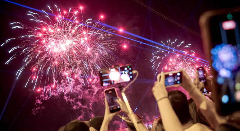 Tűzijáték, drónshow, fényfestés – fotókon a NER utáni első augusztus 20. leglátványosabb pillanatai