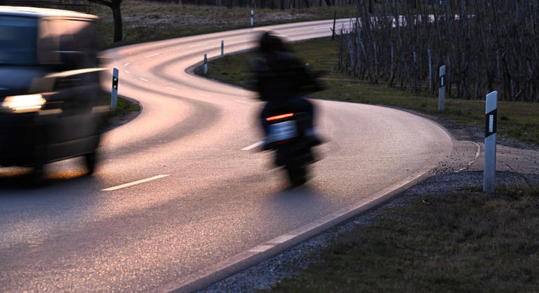 Videóban üzent a motoros, aki a 4-es főúton megmentette egy kisfiú életét