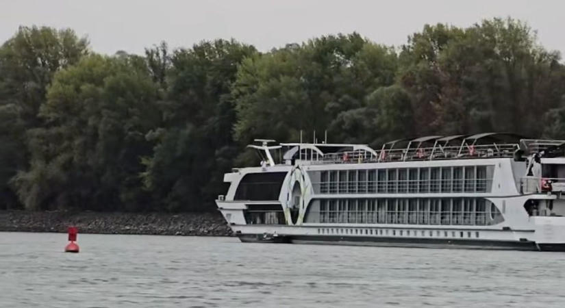 Újabb szállodahajó feneklett meg Gönyűnél, ugyanott, ahol egy hónapja a Gloria - videó