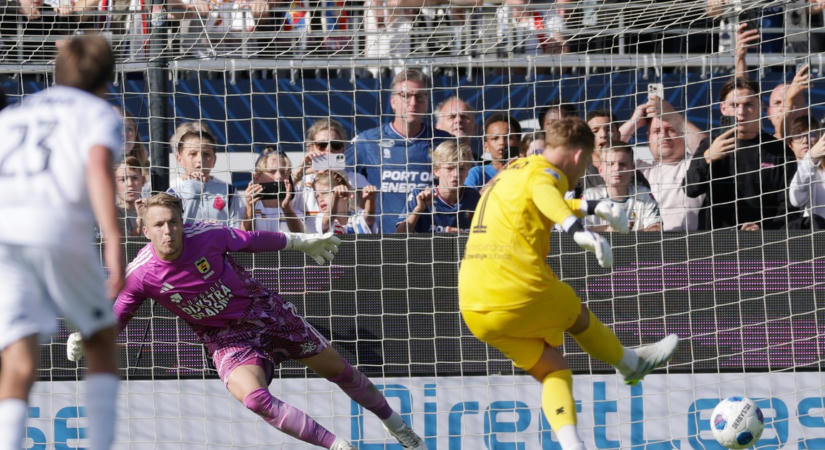 Ronald Koeman fia sporttörténelmet írt: kapusként duplázott a holland élvonalban – videó
