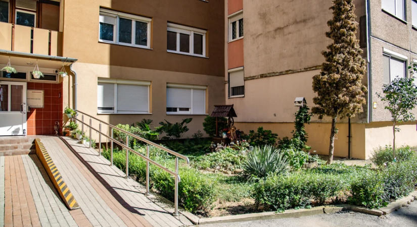 Ásó, kapa, gereblye 165. - Mediterrán sziget a tízemeletes tövében