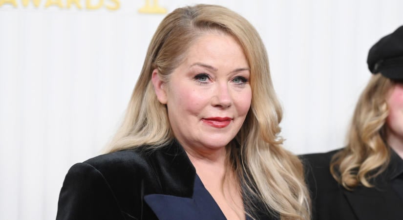 Így néz ki most Christina Applegate, aki hónapokra eltűnt, mert kórházba került