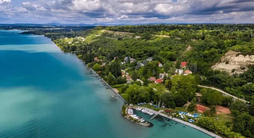 Építési stop jöhet Balatonakarattyán, a régi nudista kemping is érintett
