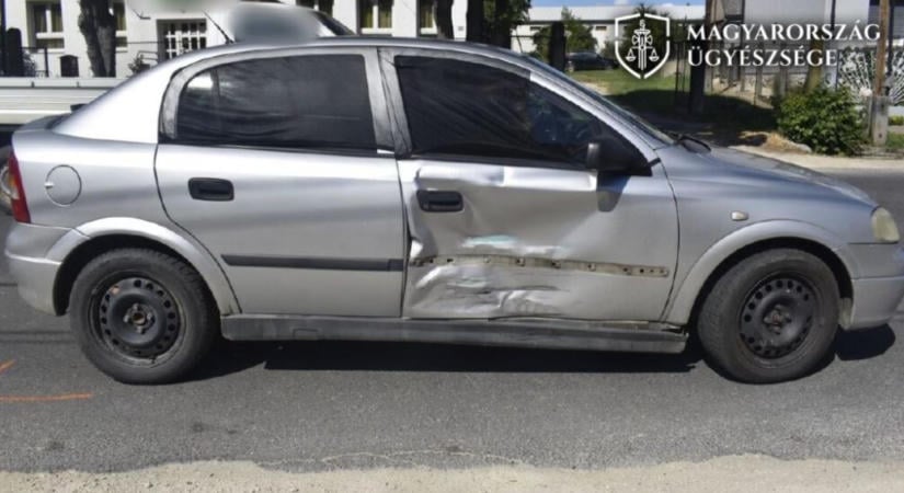 Dudálás miatt üldözőbe vett egy autós egy másikat, majd karambolozott és elhajtott