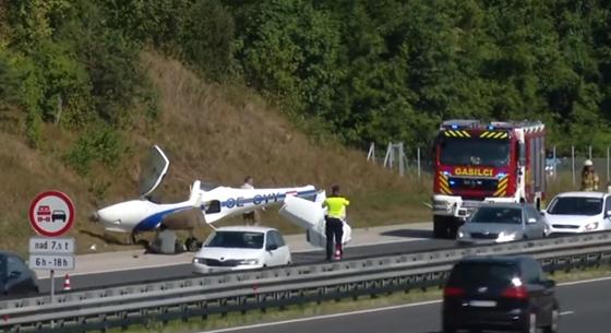 Videó: az autópályára szállt le egy kisrepülőgép Szlovéniában