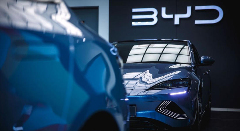 Gigantikus toborzásba kezdett a BYD: miközben a német autóipar tömeges elbocsátásokat jelent be, a kínai vállalat nyakra-főre keresi a munkavállalókat