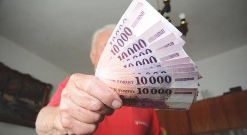 Jó hír a nyugdíjasoknak: sok pénz áll a házhoz, itt vannak a részletek!