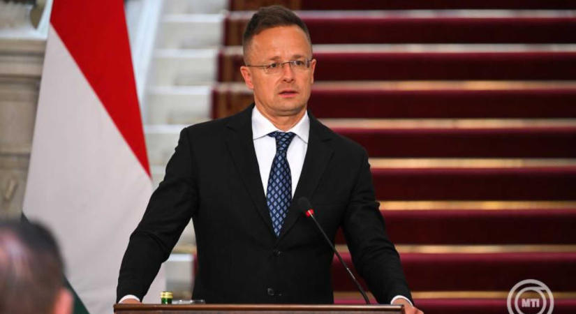 Lebuktatták Szijjártó Pétert: a sajtótájékoztatóira állítólag a saját munkatársait ültették be – kérdezniük viszont nem lehetett