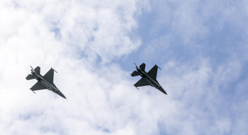 Először tankoltak a levegőben a szlovák F-16-os vadászgépek