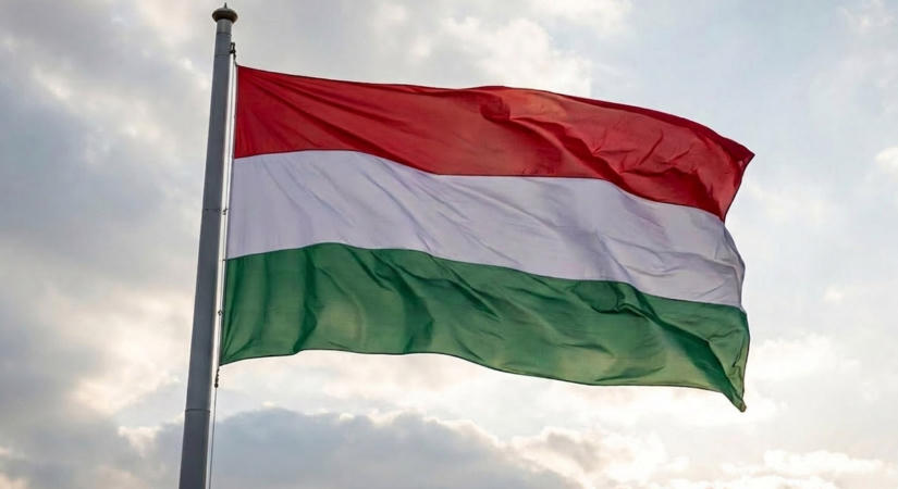 Felvonták a nemzeti lobogót az Országház előtt