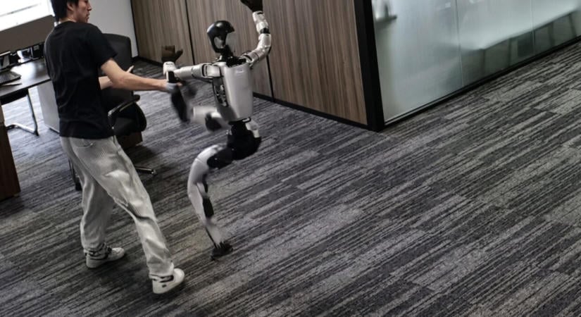 Videón, ahogy a humanoid robot egy rúgással megszabadul a távirányítótól
