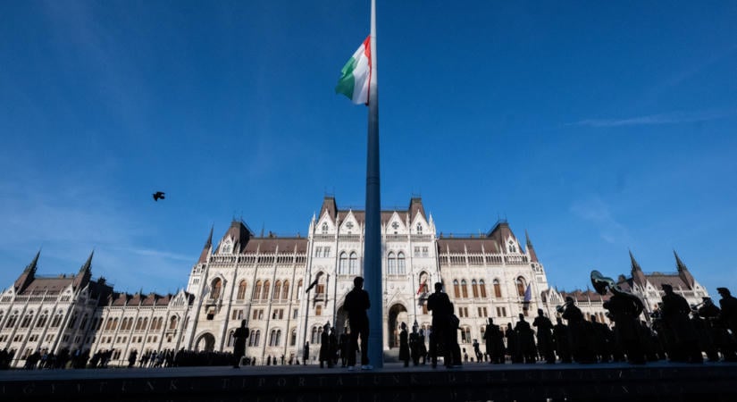 Félárbócon a magyar zászló, nemsokára megszólal Magyar Péter