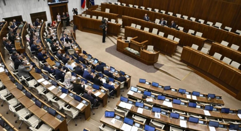 November 3-án folytatódik a parlamenti ülésszak