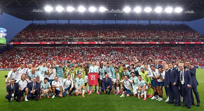 A portugál játékosok Diogo Jota mezével tartottak megemlékezést a továbbjutás után