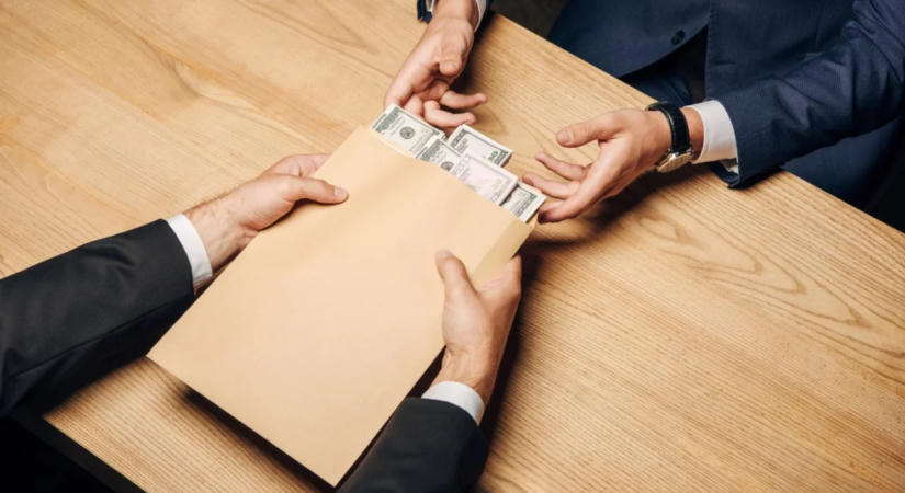 Bűnszervezetben való részvétellel vádolnak ukrán tisztségviselőket