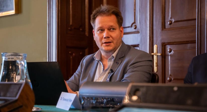 Többmilliós fizetés mellett szociális bérlakásban él a kecskeméti fideszes alpolgármester