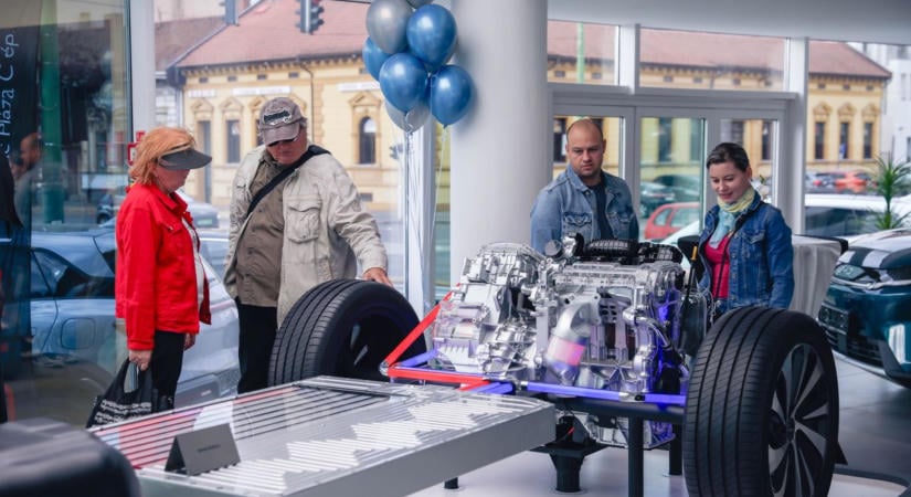 Bárki kipróbálhatta a jövő négykerekűit - pénteken megnyílt a BYD miskolci szalonja