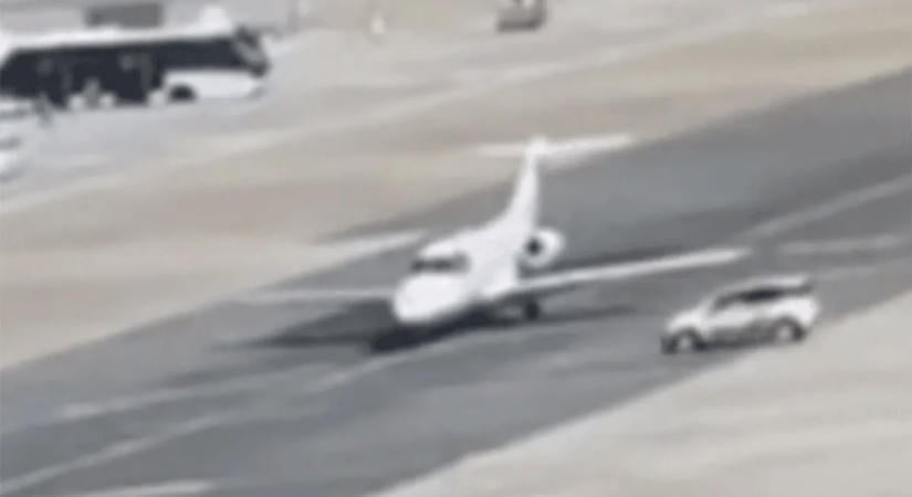 Fékezés nélkül hajtott a repülőgépnek egy autó – videón a ritka reptéri baleset