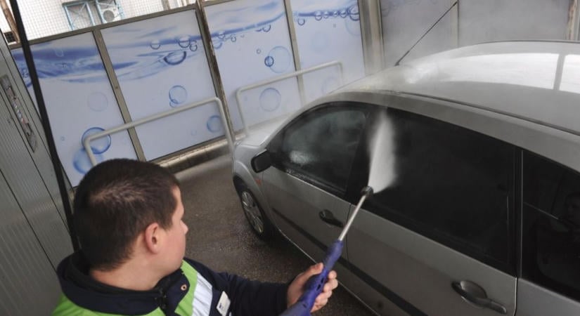Komoly károkat okozhatsz az autódban, ha ezt a részt megmosod – szakember mondta el, mire figyelj, ha mégis megtennéd