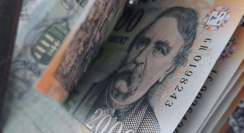 Rendkívüli formában a forint, két hónapja nem volt ilyen szinten