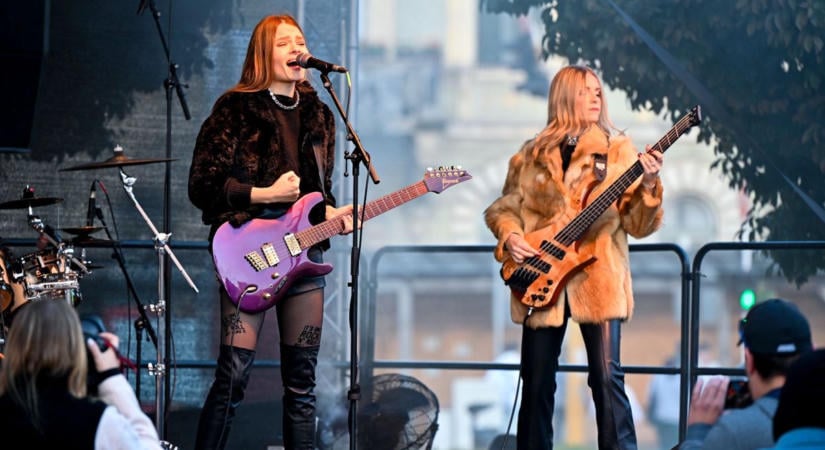 Óriási bulit csinált a győri rockerlány, RockMilady a Városháza előtti téren – Sok fotó