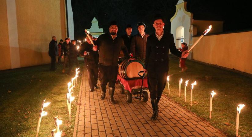 Vas-hegyen innen és túl az újbor ünnepén - Vaskeresztesen megcsapolták a hordót - fotók