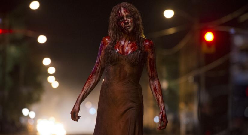 Megérkeztek az első képek Stephen King Carrie-je új sorozatváltozatából, rajtuk a kegyetlen zuhanyzós jelenettel és az itt nem is annyira bántalmazó anyával