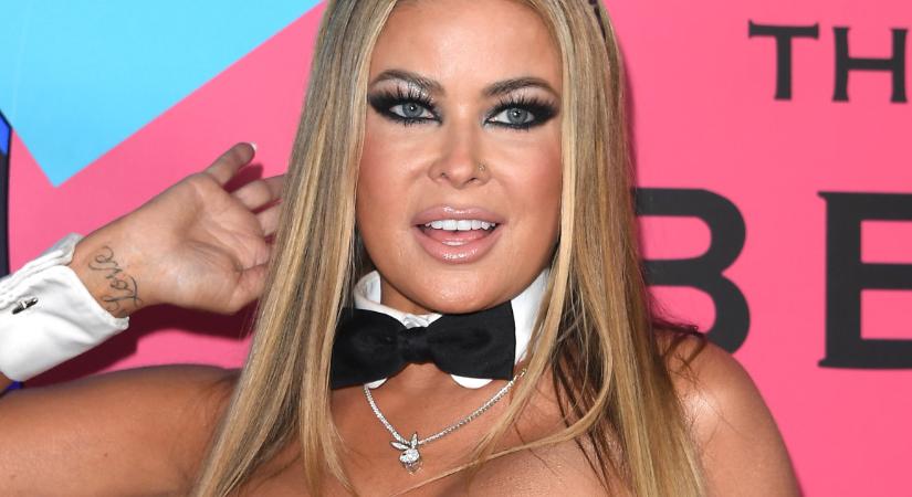 Forró: Carmen Electra 54 évesen egy szöges melltartóban tért vissza 30 év után a Playboy címlapjára - fotó