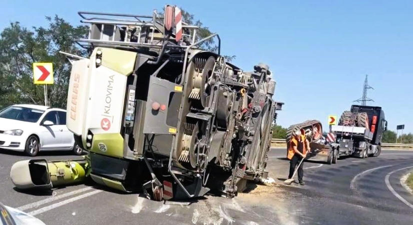 Kombájn zuhant az úttestre egy trélerről, nehézkes a közlekedés a 6-os országúton