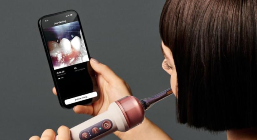 Kamerával figyeli a fogmosásod James Dyson új találmánya, a CameraJet – Párizsban jártunk a világpremieren