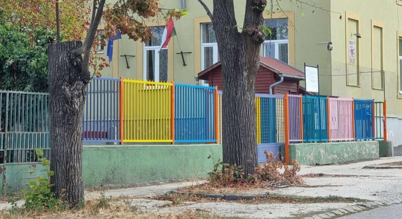 „Félreérthetetlen" üzenetet lát a színes iskolakerítésben egy fideszes önkormányzati képviselő