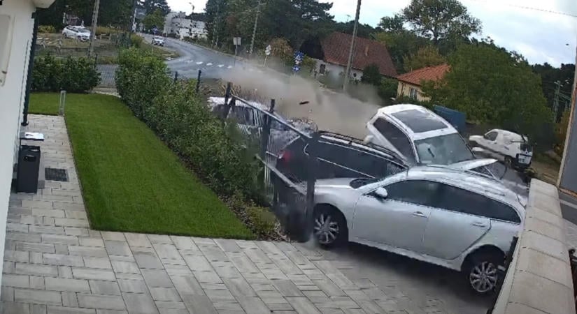 Vérfagyasztó baleset Siófokon, három autót tarolt le egy negyedik – videó