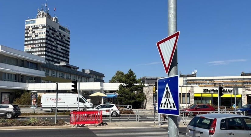 Áramszünet miatt elsötétülnek a jelzőlámpák a Hotel előtti körforgalomnál